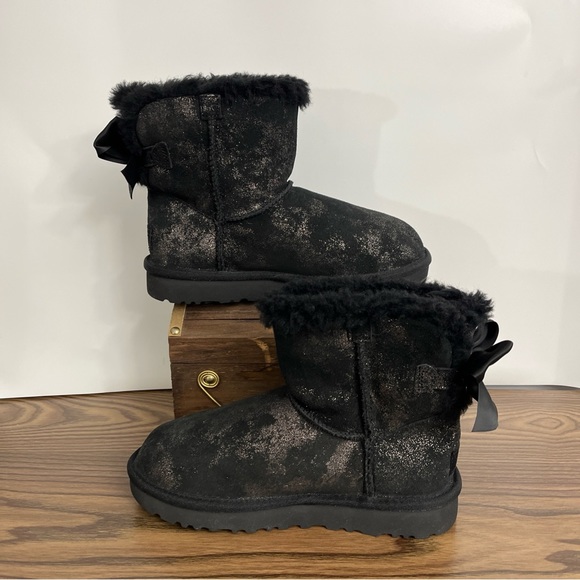 UGG MINI BAILEY BOW GLIMMER BLACK SUEDE GLITTER WOMEN'S BOOTS SIZE 5 COMFY BOOTS - Picture 4 of 12